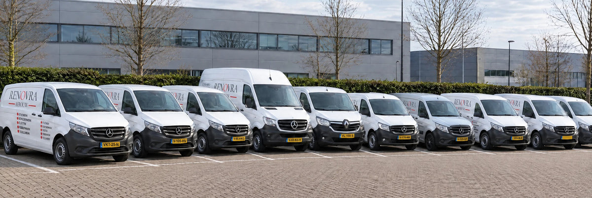 Het wagenpark van Renovra: tien bedrijfsbussen op een parkeerplaats in Amsterdam