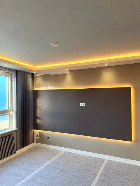 Verlichte TV-wand — geretoucheerde projectfoto