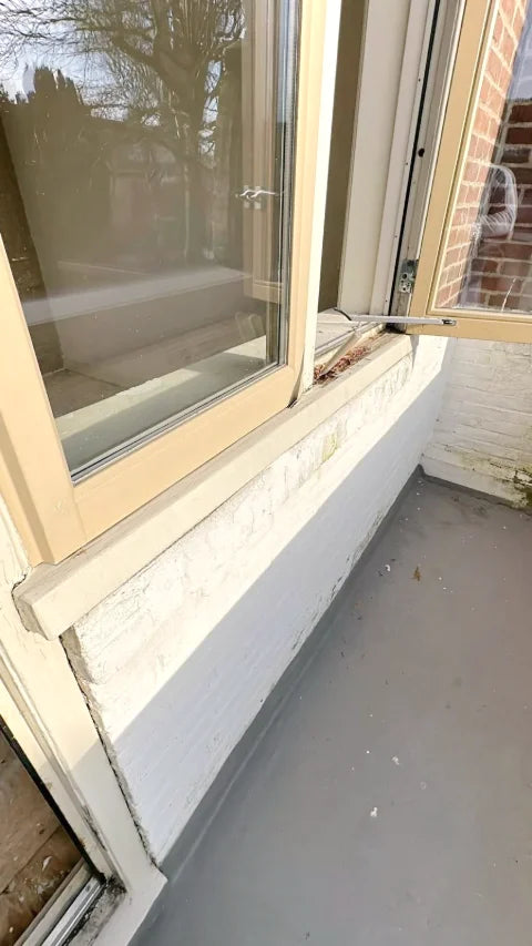 Kozijn en onderdorpel herstellen — Aangetast hout, een nieuwe houtsectie en het aanbrengen van reparatiemiddel.