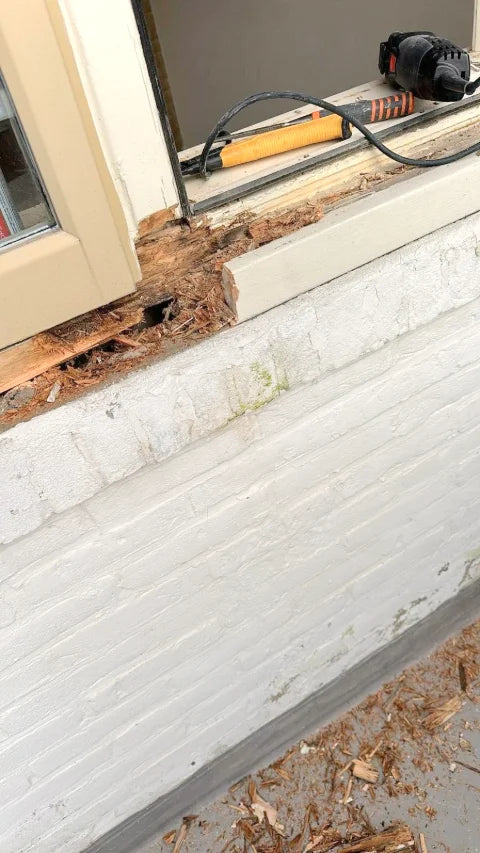 Kozijn en onderdorpel herstellen — Aangetast hout, een nieuwe houtsectie en het aanbrengen van reparatiemiddel.