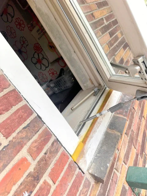 Houtreparatie aan gevelkozijnen — Vrijgemaakt hout, reparatiemiddel en onderdelen tijdens de voorbereiding op afwerking.