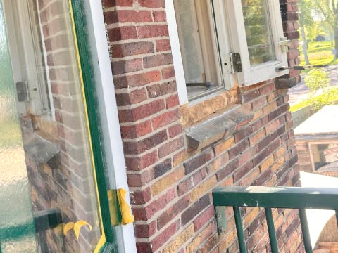 Houtreparatie aan gevelkozijnen — Vrijgemaakt hout, reparatiemiddel en onderdelen tijdens de voorbereiding op afwerking.