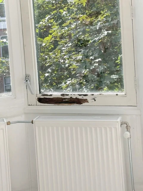 Raamhout en afwerking — Aangetaste raamonderdelen en afzonderlijke beelden van geschilderd raamhout.