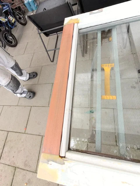 Houtreparatie aan raamvleugels — Werkbeelden van een aangetaste onderregel en de reparatie op werkbokken.