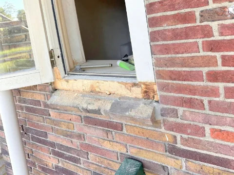 Houtreparatie aan gevelkozijnen — Vrijgemaakt hout, reparatiemiddel en onderdelen tijdens de voorbereiding op afwerking.