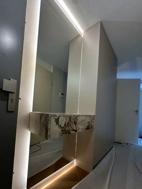 Halmeubels en spiegelwanden — Garderobekasten, spiegelwanden en compacte halmeubels.