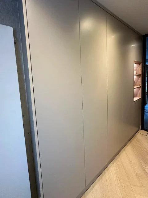 Kastwanden met verlichte vakken — Gesloten fronten, open presentatienissen en opbergruimte.