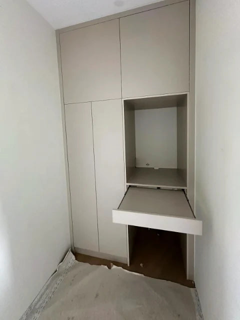 Kasten met werk- en opbergnissen — Kastindelingen met legplanken, laden en een open nis.