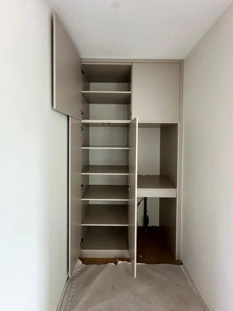 Kasten met werk- en opbergnissen — Kastindelingen met legplanken, laden en een open nis.