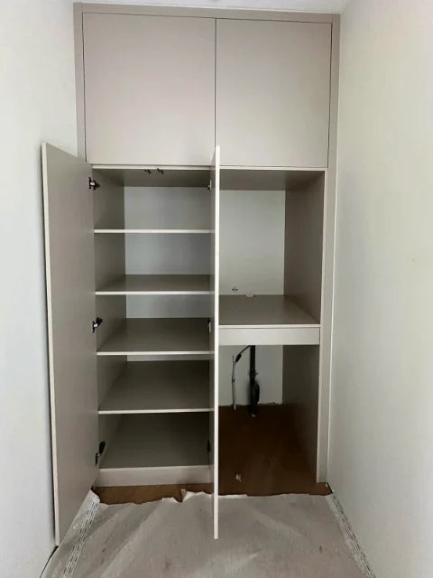 Kasten met werk- en opbergnissen — Kastindelingen met legplanken, laden en een open nis.