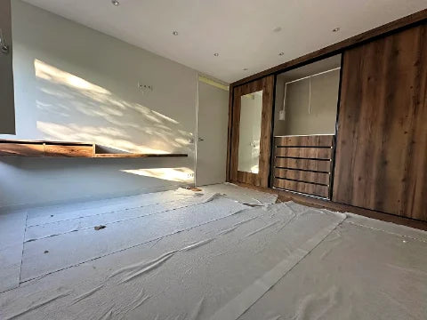Kasten met houten schuiffronten — Houtkleurige schuiffronten, spiegelvlakken en laden.