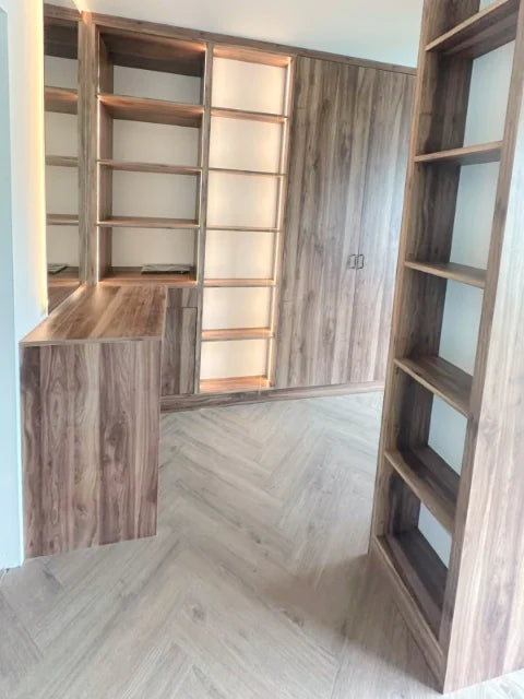 Houtkleurige kasten en laden — Open vakken, laden en verlichte kastonderdelen.