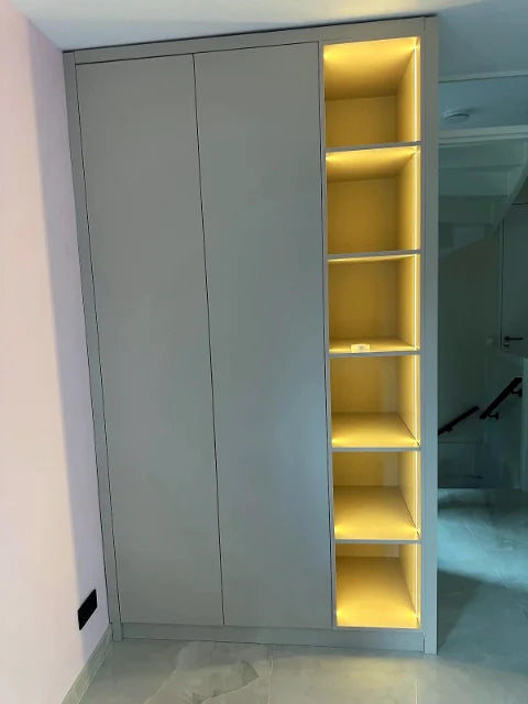Garderobekasten met verlichting — Verschillende kastindelingen met geïntegreerde verlichting.