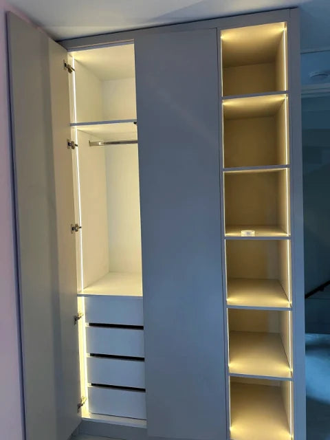 Garderobekasten met verlichting — Verschillende kastindelingen met geïntegreerde verlichting.