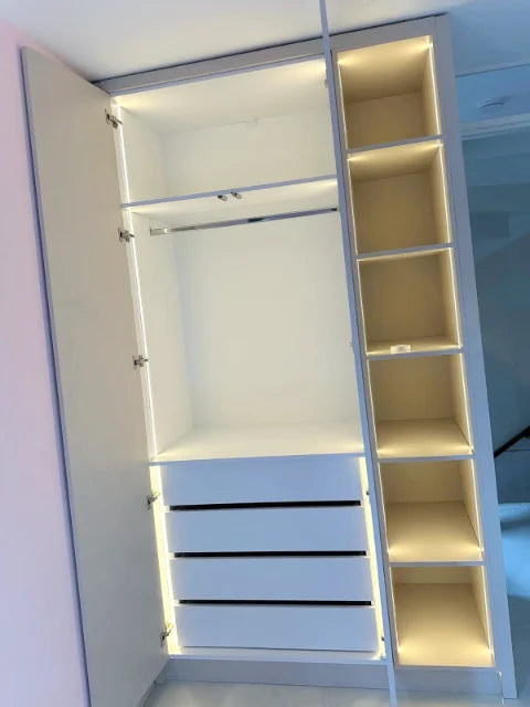 Garderobekasten met verlichting — Verschillende kastindelingen met geïntegreerde verlichting.