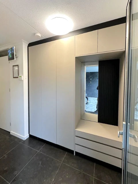 Hal- en garderobe-indelingen — Garderobeoplossingen, binnenindelingen en spiegelvlakken.