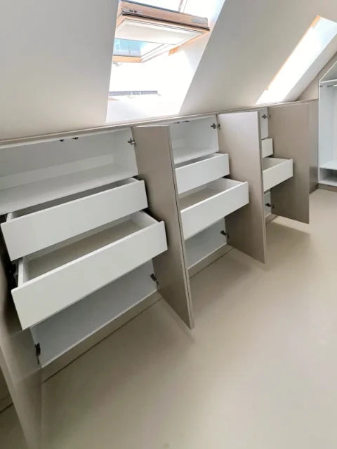Zolderkasten en opbergruimte — Kasten onder dakvlakken, laden en opbergmeubels; sommige beelden tonen de montagefase.
