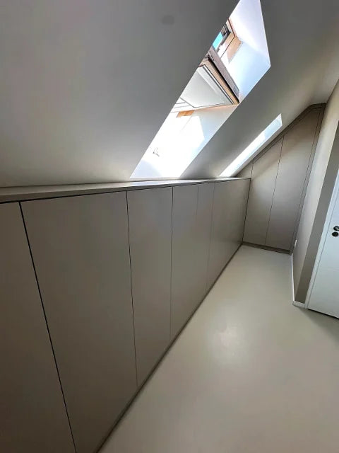 Zolderkasten en opbergruimte — Kasten onder dakvlakken, laden en opbergmeubels; sommige beelden tonen de montagefase.