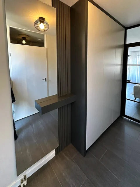 Hal- en garderobe-indelingen — Garderobeoplossingen, binnenindelingen en spiegelvlakken.