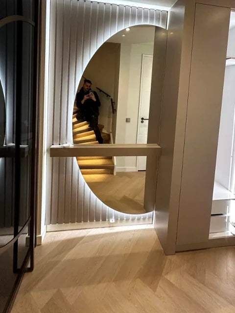 Spiegel- en kaptafelmeubels — Spiegelwanden met verlichting en bijpassende ladenmeubels.