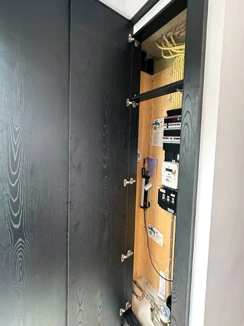Deuren en omkastingen voor technische ruimte — Kastfronten en toegang tot bestaande technische voorzieningen; geen claim over de elektrische installatie.