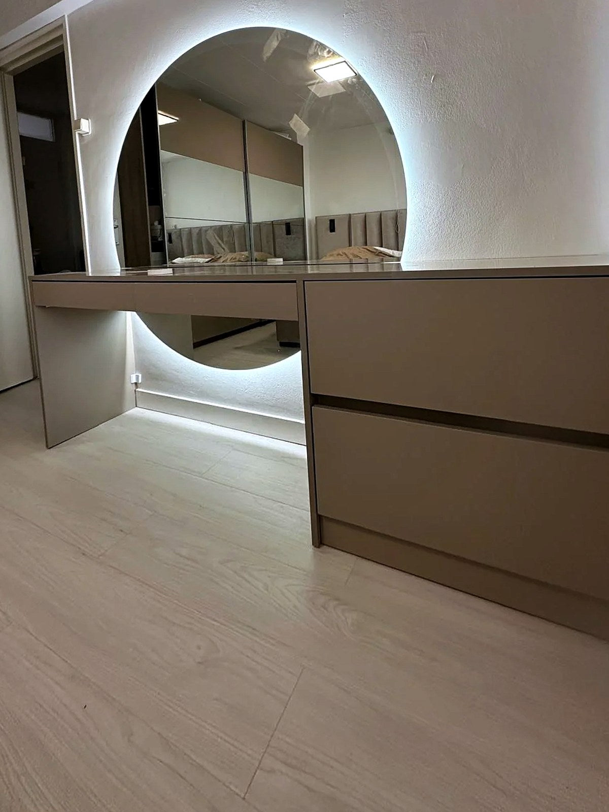 Spiegelmeubel met verlichte ronde spiegel en bijpassend ladenmeubel — eigen werkfoto van Renovra Bouw