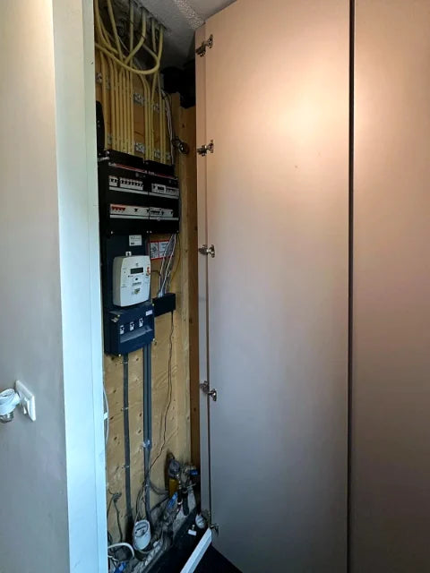 Deuren en omkastingen voor technische ruimte — Kastfronten en toegang tot bestaande technische voorzieningen; geen claim over de elektrische installatie.