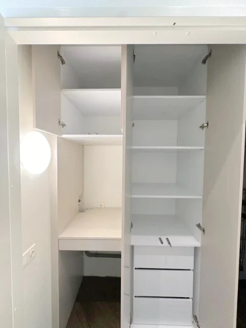 Hal- en garderobe-indelingen — Garderobeoplossingen, binnenindelingen en spiegelvlakken.