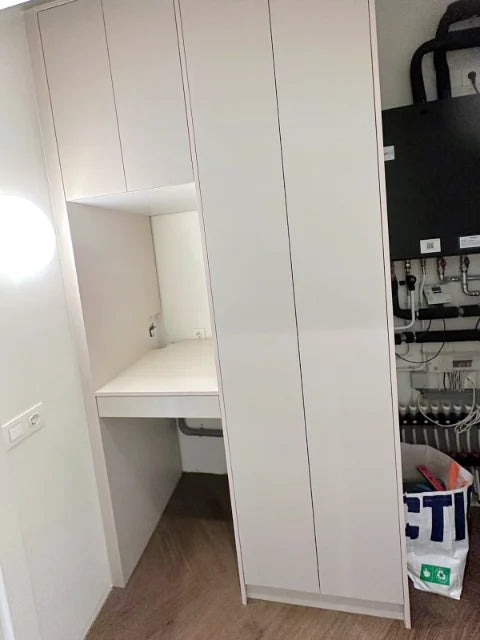 Deuren en omkastingen voor technische ruimte — Kastfronten en toegang tot bestaande technische voorzieningen; geen claim over de elektrische installatie.