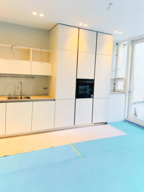 Verlichting en elektrische afwerking — Aanvullende werkbeelden van verlichting in keuken en woonkamer.