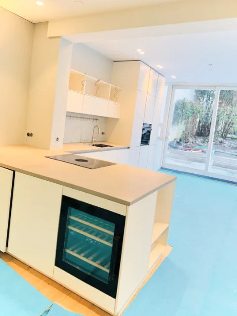 Verlichting en elektrische afwerking — Aanvullende werkbeelden van verlichting in keuken en woonkamer.