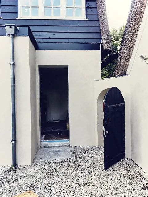 Buitenstucwerk in Laren — Van het aanbrengen van de gevelafwerking tot de details rond ramen en deuren.