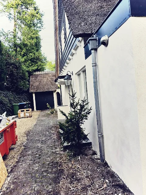 Buitenstucwerk in Laren — Van het aanbrengen van de gevelafwerking tot de details rond ramen en deuren.