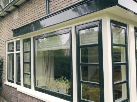 Buitenschilderwerk — Geschilderde buitenkozijnen en aansluitingen aan de gevel.