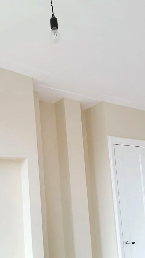 Wanden, plafonds en sierlijsten — Lichte wanden en plafonds met aandacht voor bestaand houtwerk en sierlijsten.