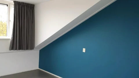 Wandkleuren en lichte ruimtes — Werkbeelden van lichte afwerkingen en diepere accentkleuren.