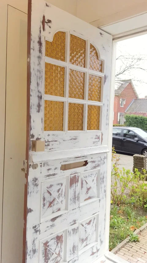 Een witte voordeur — Voorbereiding en schilderwerk op een houten voordeur en kozijn.