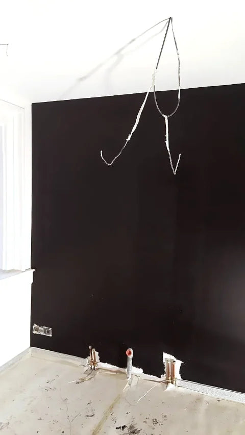 Wandkleuren en lichte ruimtes — Werkbeelden van lichte afwerkingen en diepere accentkleuren.
