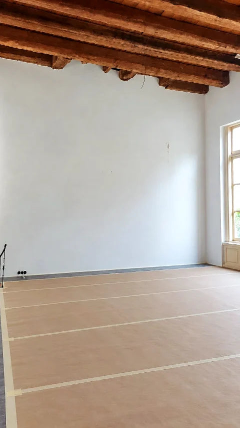 Wanden, plafonds en sierlijsten — Lichte wanden en plafonds met aandacht voor bestaand houtwerk en sierlijsten.