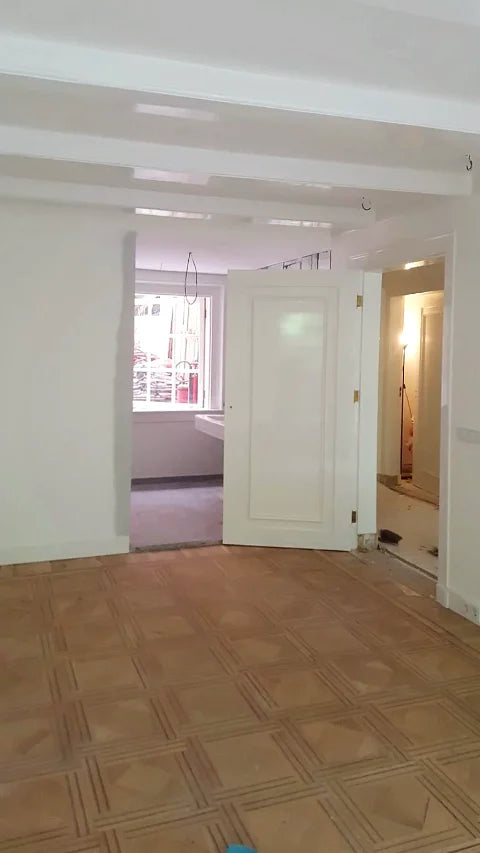 Wanden, plafonds en sierlijsten — Lichte wanden en plafonds met aandacht voor bestaand houtwerk en sierlijsten.