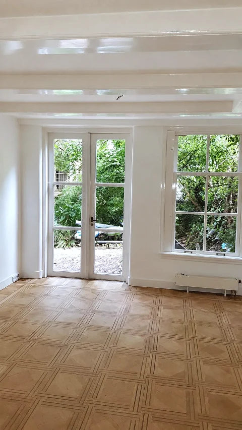 Wandkleuren en lichte ruimtes — Werkbeelden van lichte afwerkingen en diepere accentkleuren.