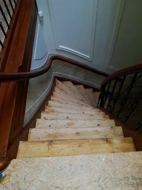 Gelakte houten trap — Voorbereiding en houtafwerking op de treden en de leuning.