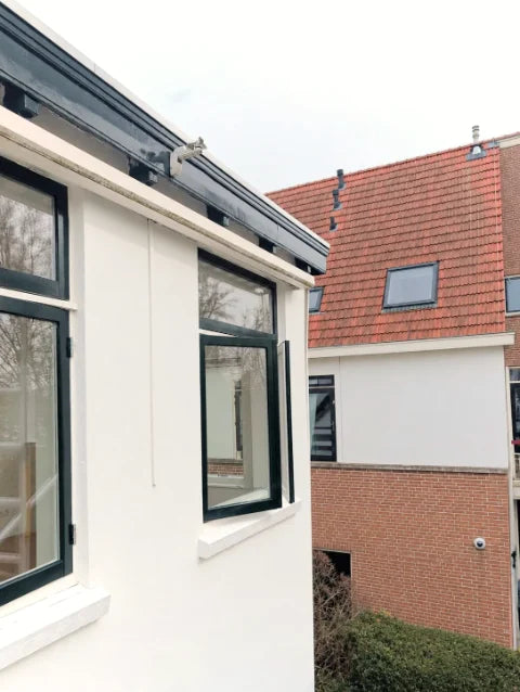 Buitenschilderwerk — Geschilderde buitenkozijnen en aansluitingen aan de gevel.