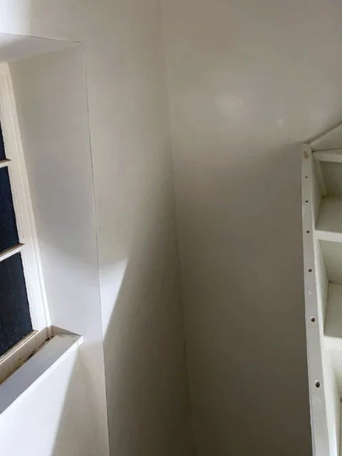 Stucwerk in het trappenhuis — Aansluitingen en hoekdetails langs het trapgat.