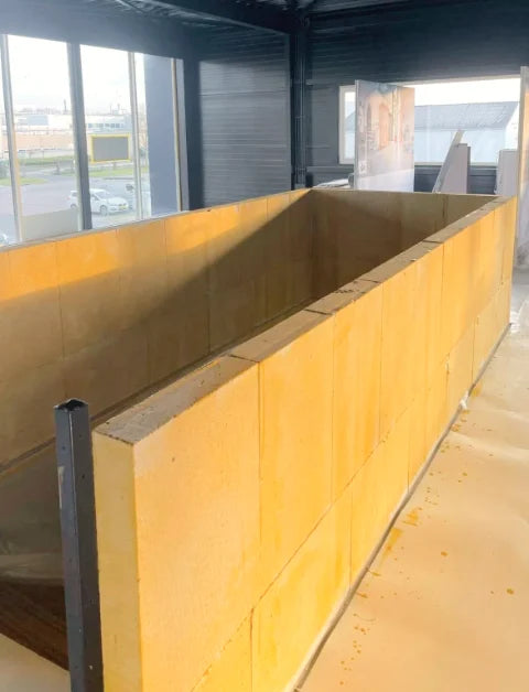 Wanden in grote ruimtes — Werkbeelden van wanden, kolommen en dagkanten in grotere ruimtes.
