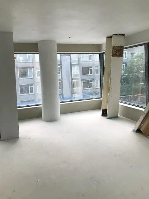 Wanden in grote ruimtes — Werkbeelden van wanden, kolommen en dagkanten in grotere ruimtes.