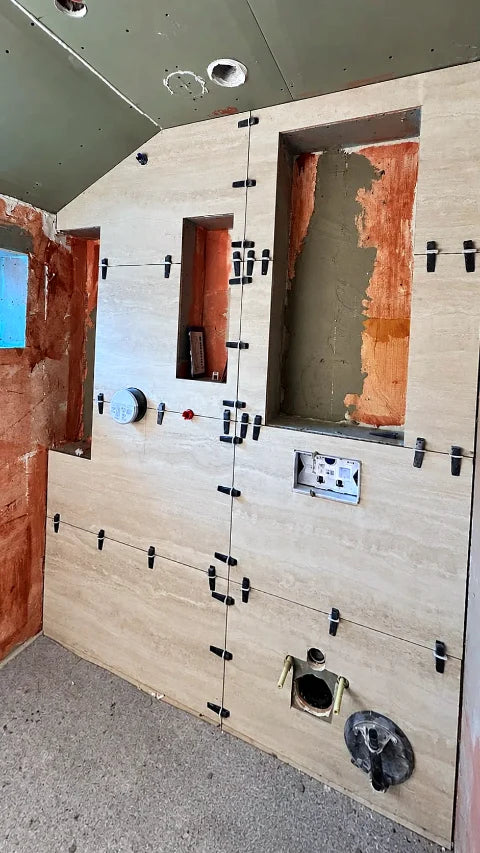 Badkamerwerk in uitvoering — Werkbeelden van de voorbereiding en afbouw van badkamers.