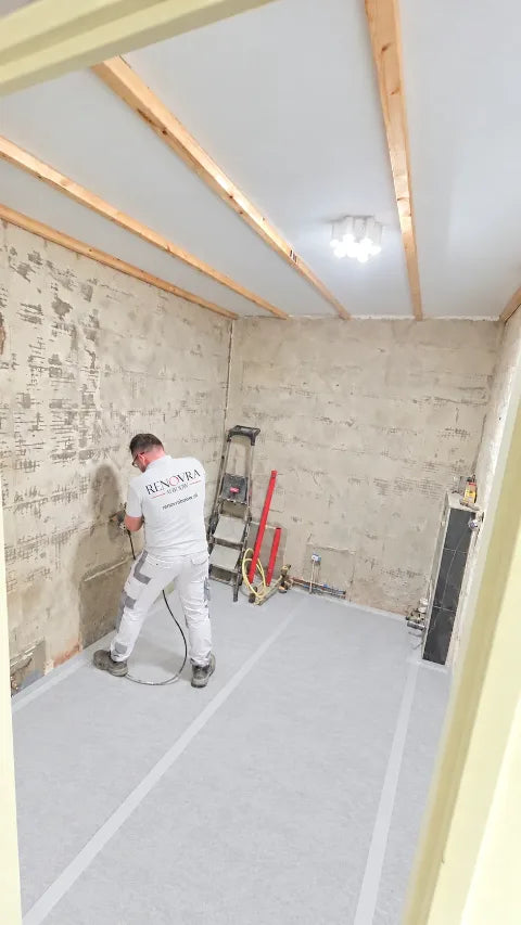 Badkamerwerk in uitvoering — Werkbeelden van de voorbereiding en afbouw van badkamers.