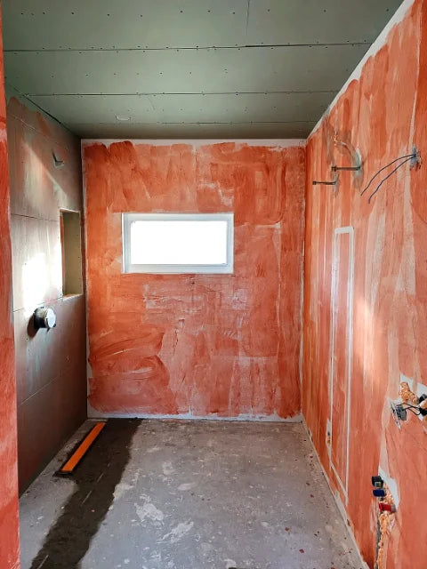 Visgraat op de wand — Voorbereiding en het visgraatpatroon rondom een badkamerraam.