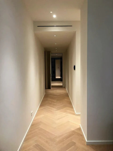 Binnenschilderwerk in lichte tinten — Wanden, plafonds en aansluitingen in moderne interieurs.